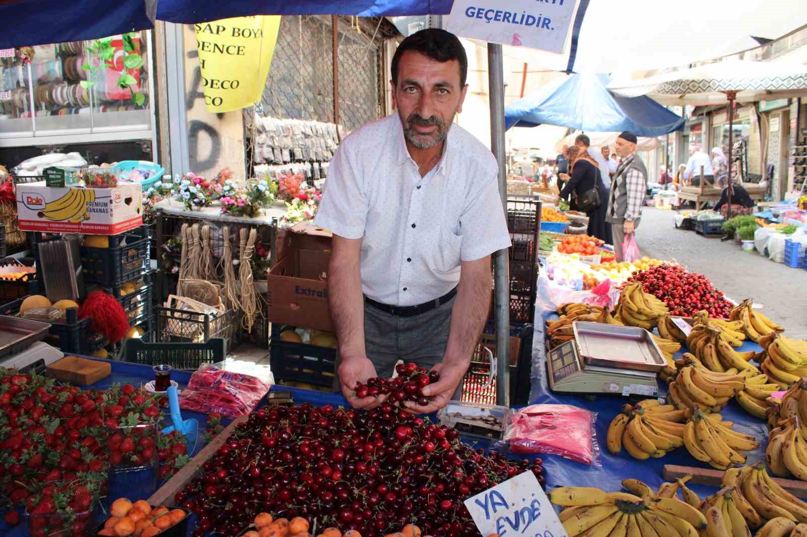 AYDIN’DA HAVALARIN ISINMASIYLA BİRLİKTE YAZ MEYVELERİ TEZGAHLARI SÜSLEMEYE BAŞLARKEN, HASADI