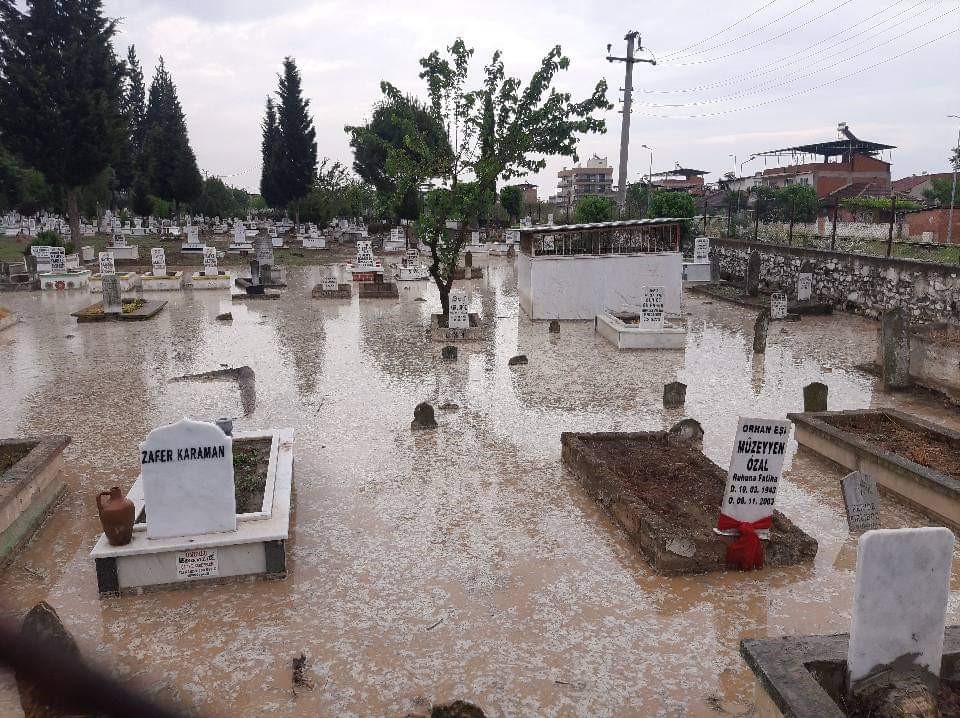 AYDIN'IN EFELER İLÇESİNDE ETKİLİ OLAN SAĞANAK YAĞIŞ UMURLU MAHALLESİ'NDE BULUNAN