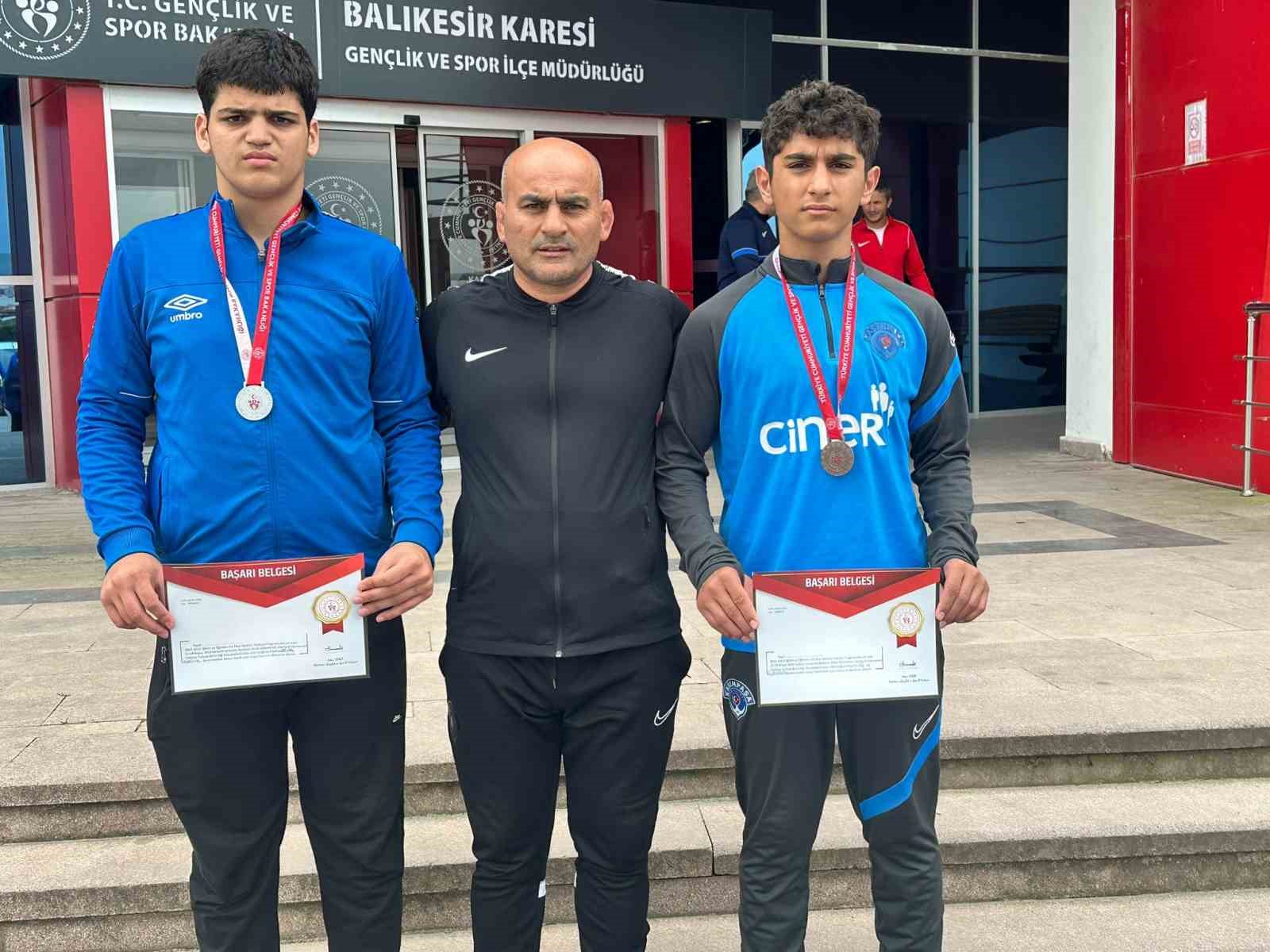 YILDIZLAR GREKOROMEN GÜREŞ TÜRKİYE ŞAMPİYONASI’NDA AYDIN’I TEMSİL EDEN SPORCULAR, ŞAMPİYONADAN