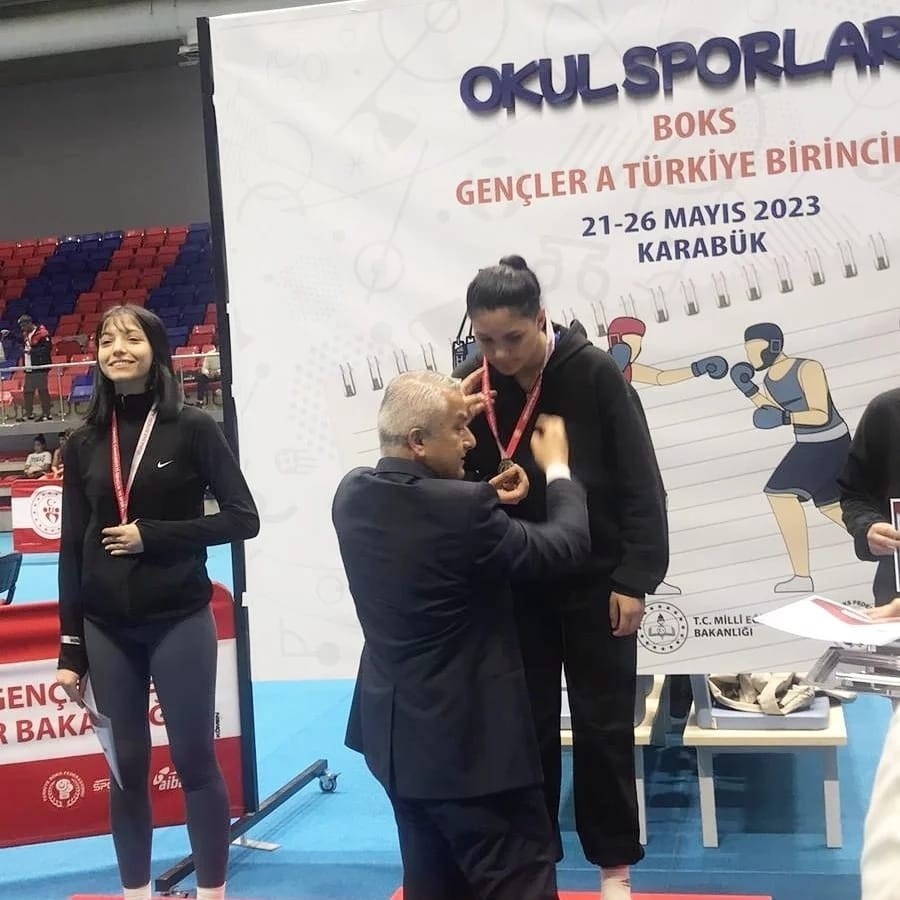 KARABÜK’ÜN EV SAHİPLİĞİNDE GERÇEKLEŞTİRİLEN OKUL SPORLARI FERDİ BOKS TÜRKİYE ŞAMPİYONASI’NA