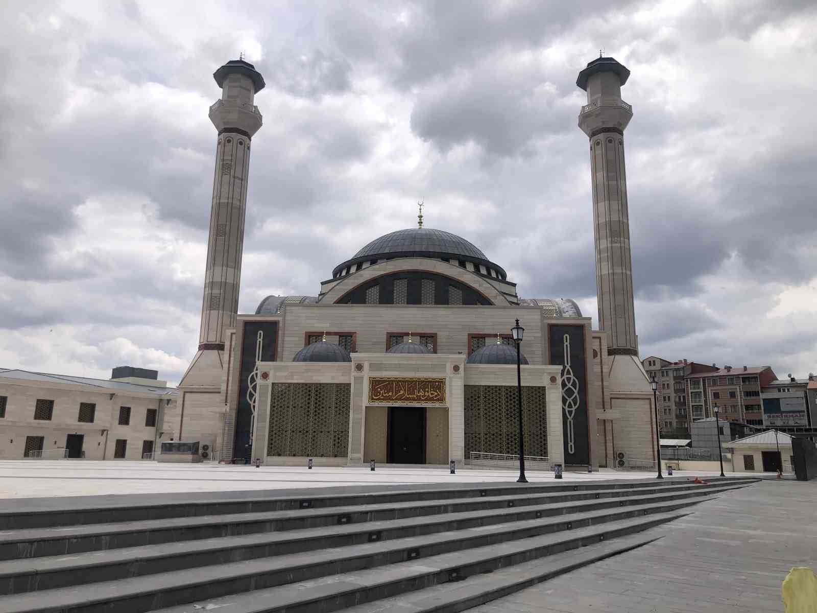 AYNI ANDA 3 BİN 600 KİŞİ İBADET EDECEK. SULTAN ALPARSLAN