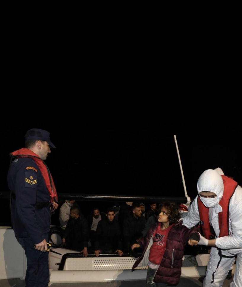 ÇANAKKALE’NİN AYVACIK İLÇESİ AÇIKLARINDA SAHİL GÜVENLİK KOMUTANLIĞI EKİPLERİ, HAREKET HALİNDEKİ