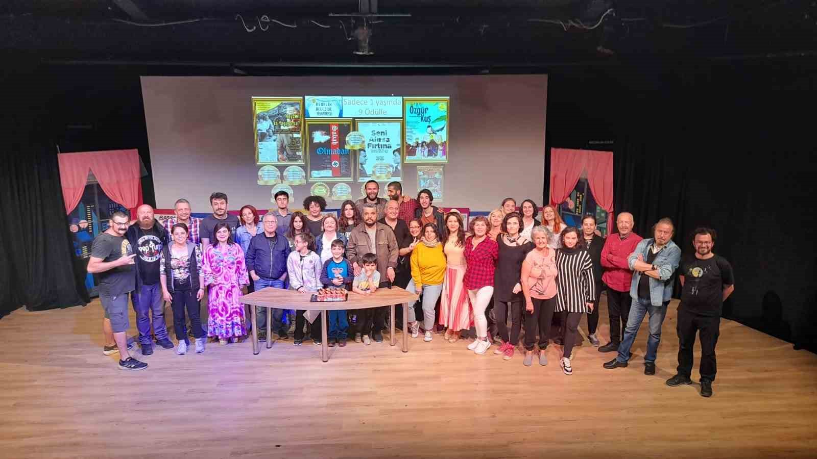 AYVALIK BELEDİYE TİYATROSU ÖDÜLE DOYMUYOR