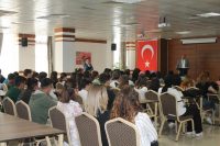 AYVALIK’TA AKADEMİSYENLER ÖĞRENCİLERLE DERSTE BULUŞTU