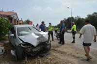 AYVALIK’TA KONTROLDEN ÇIKAN OTOMOBİL YAYAYA ÇARPTI; 2 YARALI