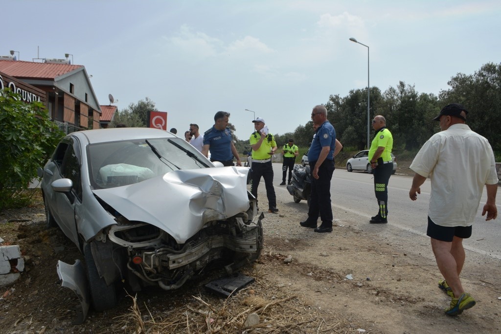 AYVALIK’TA KONTROLDEN ÇIKAN OTOMOBİL YAYAYA ÇARPTI; 2 YARALI