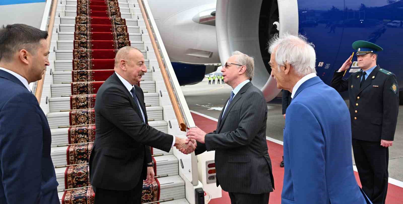 ALİYEV’İ MOSKOVA’DAKİ VNUKOVO-2 ULUSLARARASI HAVALİMANI’NDA RUSYA DIŞİŞLERİ BAKAN YARDIMCISI MİKHAİL