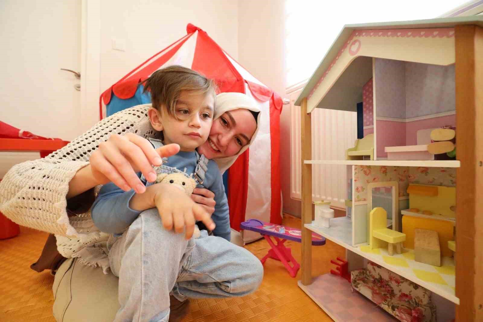 FRANSA'DA GELİŞİM GERİLİĞİ TEŞHİSİ KONULAN 3 YAŞINDAKİ BERKAY, AİLESİNİN DESTEĞİ,