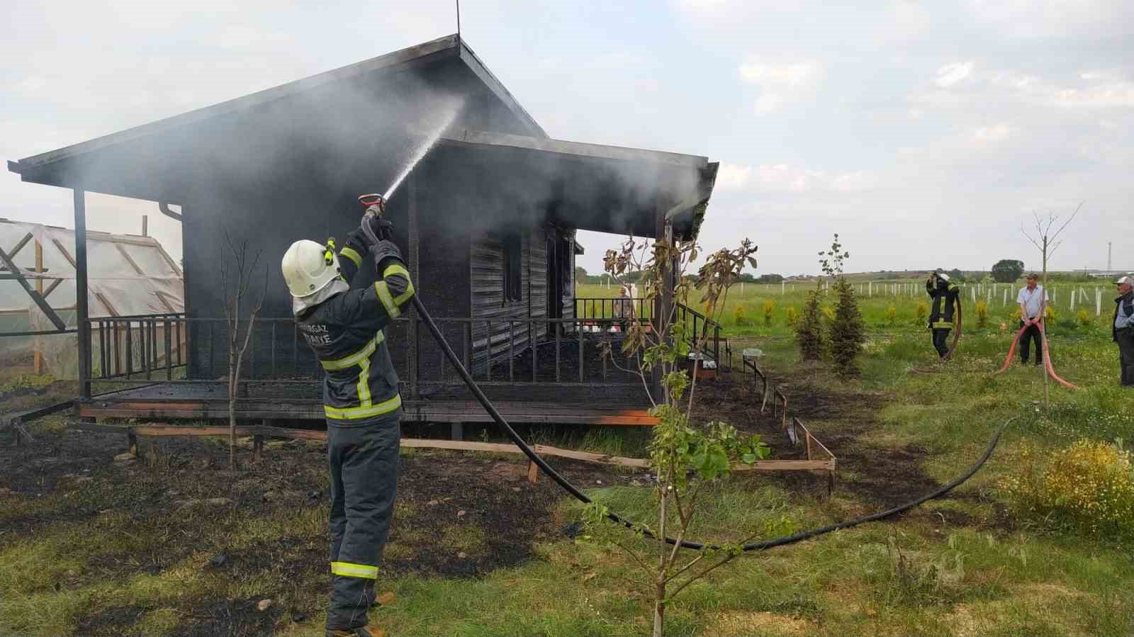 KIRKLARELİ’NDE BİR BAĞ EVİNDE ÇIKAN YANGIDA AHŞAP EV KULLANILMAZ HALE