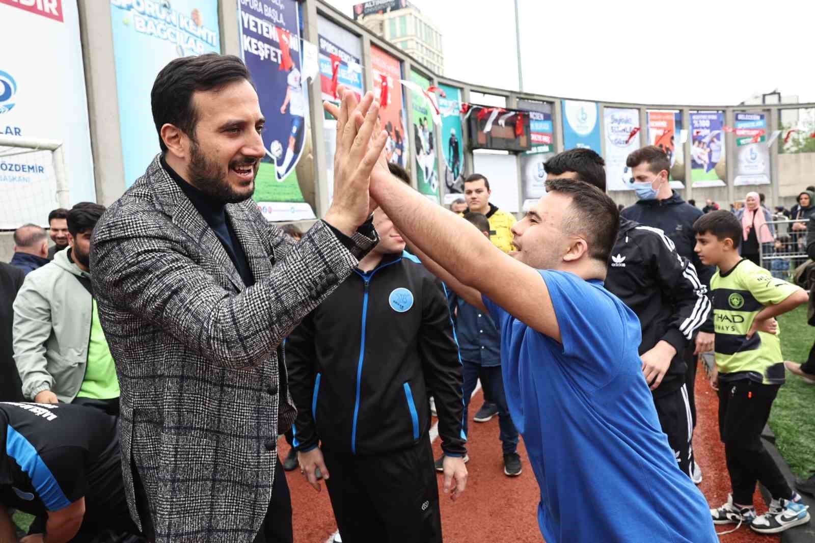 BAĞCILAR’DA ÇOCUK MARATONU DÜZENLENDİ MİNİKLER DOYASIYA EĞLENDİ