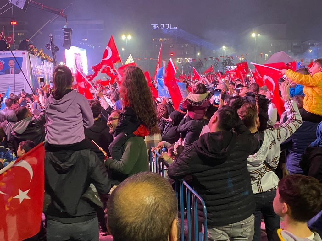 BAĞCILAR'DA VATANDAŞLAR CUMHURBAŞKANI ERDOĞAN'IN RESMİ OLMAYAN SONUÇLARA GÖRE ZAFERİNİ KUTLAMAYA