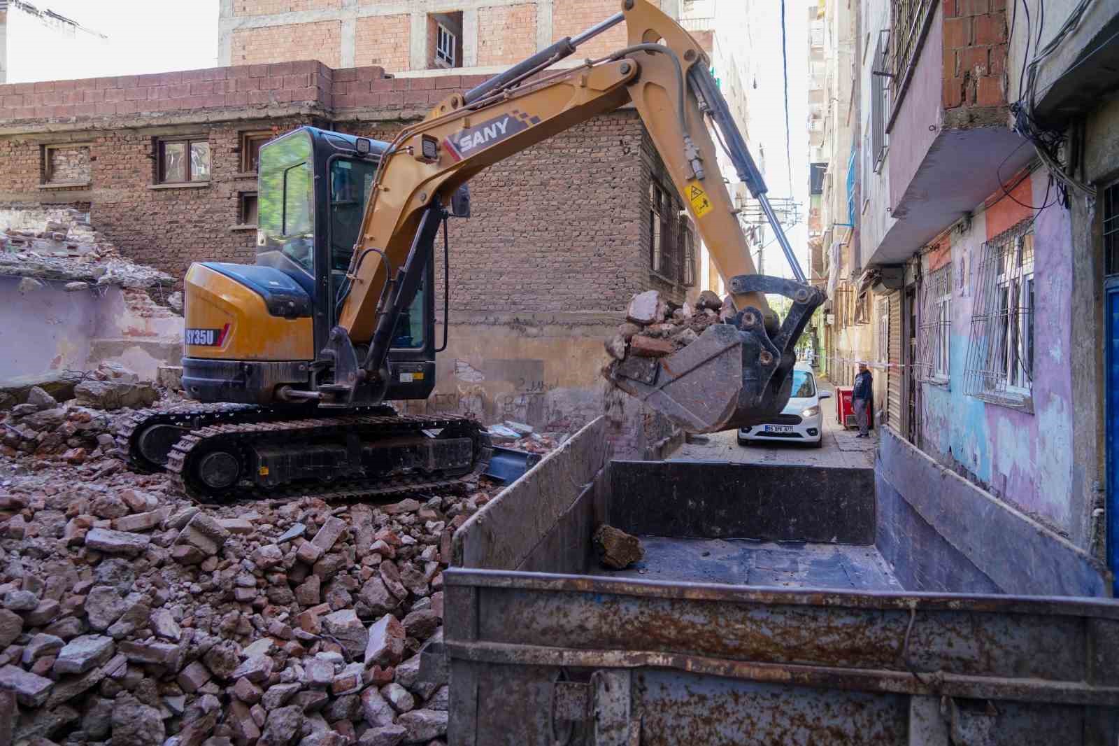 DİYARBAKIR BÜYÜKŞEHİR BELEDİYESİ, RİSKLİ ALAN İLAN EDİLEN BAĞLAR İLÇESİNDE 90