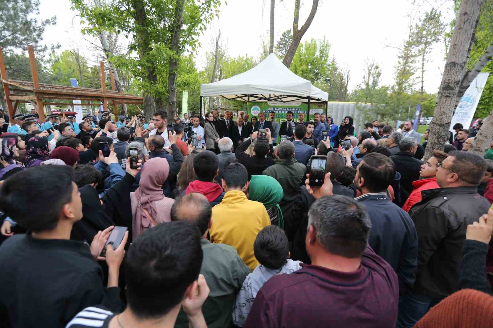 KAYSERİ BÜYÜKŞEHİR BELEDİYESİ TARAFINDAN DADALOĞLU PARKI’NDA DÜZENLENEN PİKNİK ETKİNLİĞİNE KATILAN