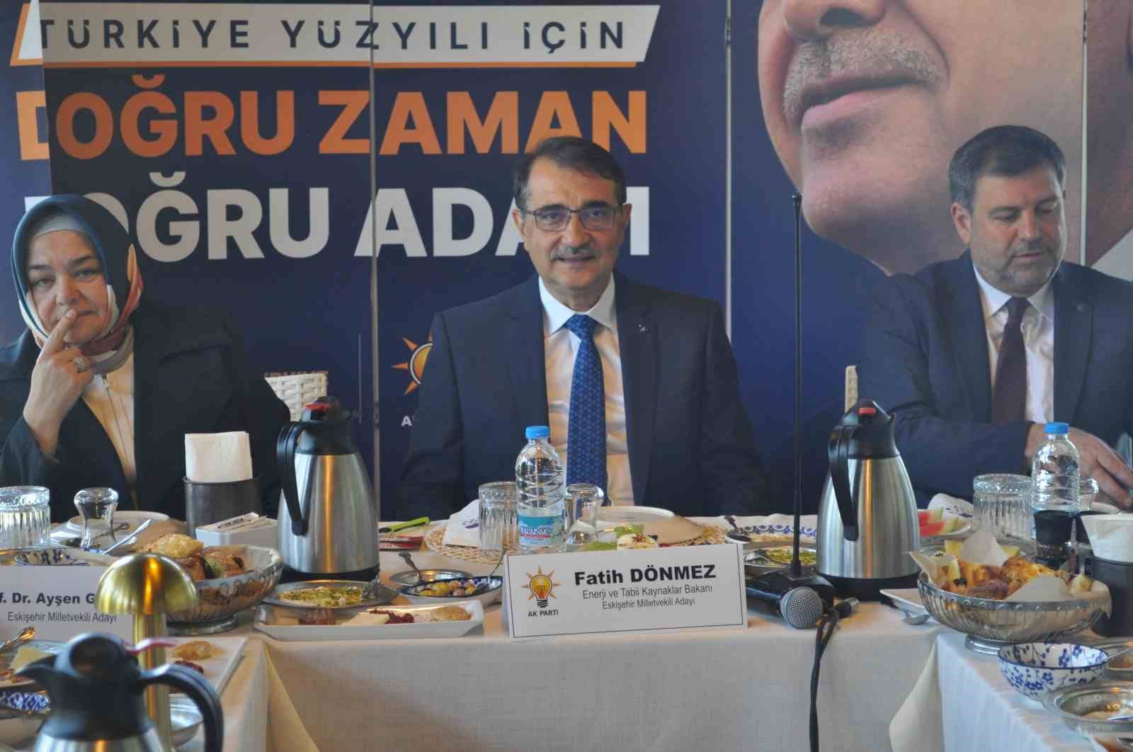 BASIN MENSUPLARI İLE BU SABAH KAHVALTIDA BİR ARAYA GELEN BAKAN
