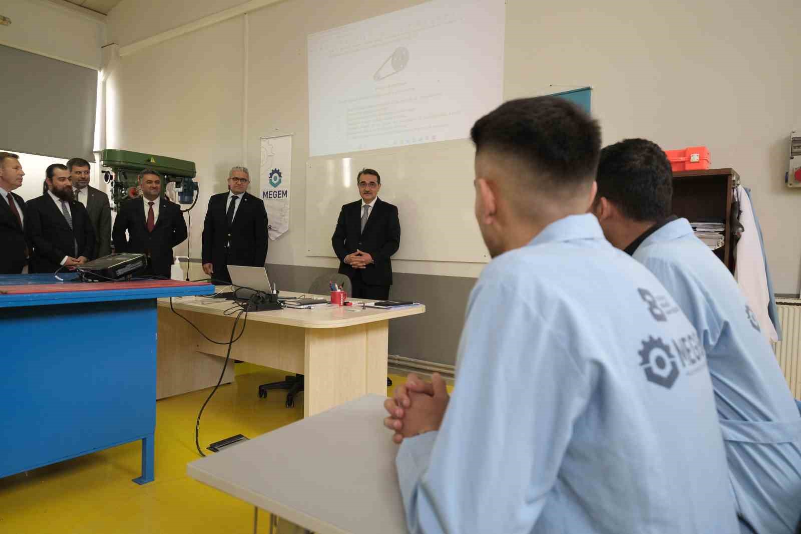 ENERJİ VE TABİİ KAYNAKLAR BAKANI FATİH DÖNMEZ, İSTİHDAMA SUNDUĞU BÜYÜK