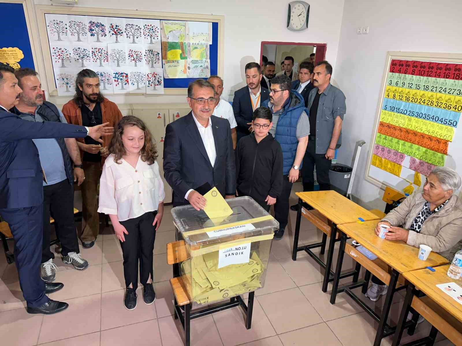 ENERJİ VE TABİİ KAYNAKLAR BAKANI FATİH DÖNMEZ, OY KULLANDIKTAN SONRA