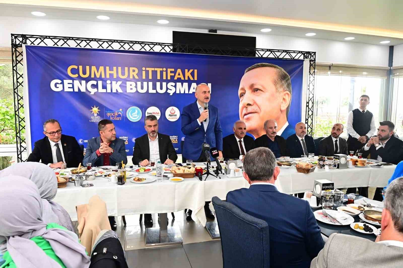ULAŞTIRMA VE ALTYAPI BAKANI ADİL KARAİSMAİLOĞLU, GENÇLERLE KAHVALTIDA BİR ARAYA