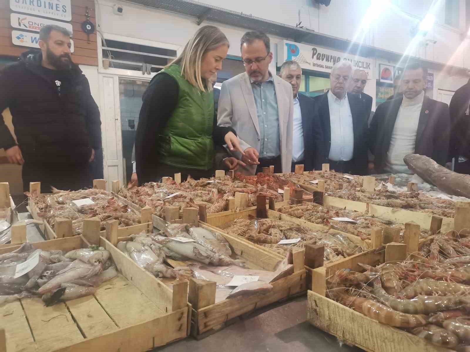 BAKAN KASAPOĞLU BALIKÇI ESNAFIYLA BİR ARAYA GELDİ