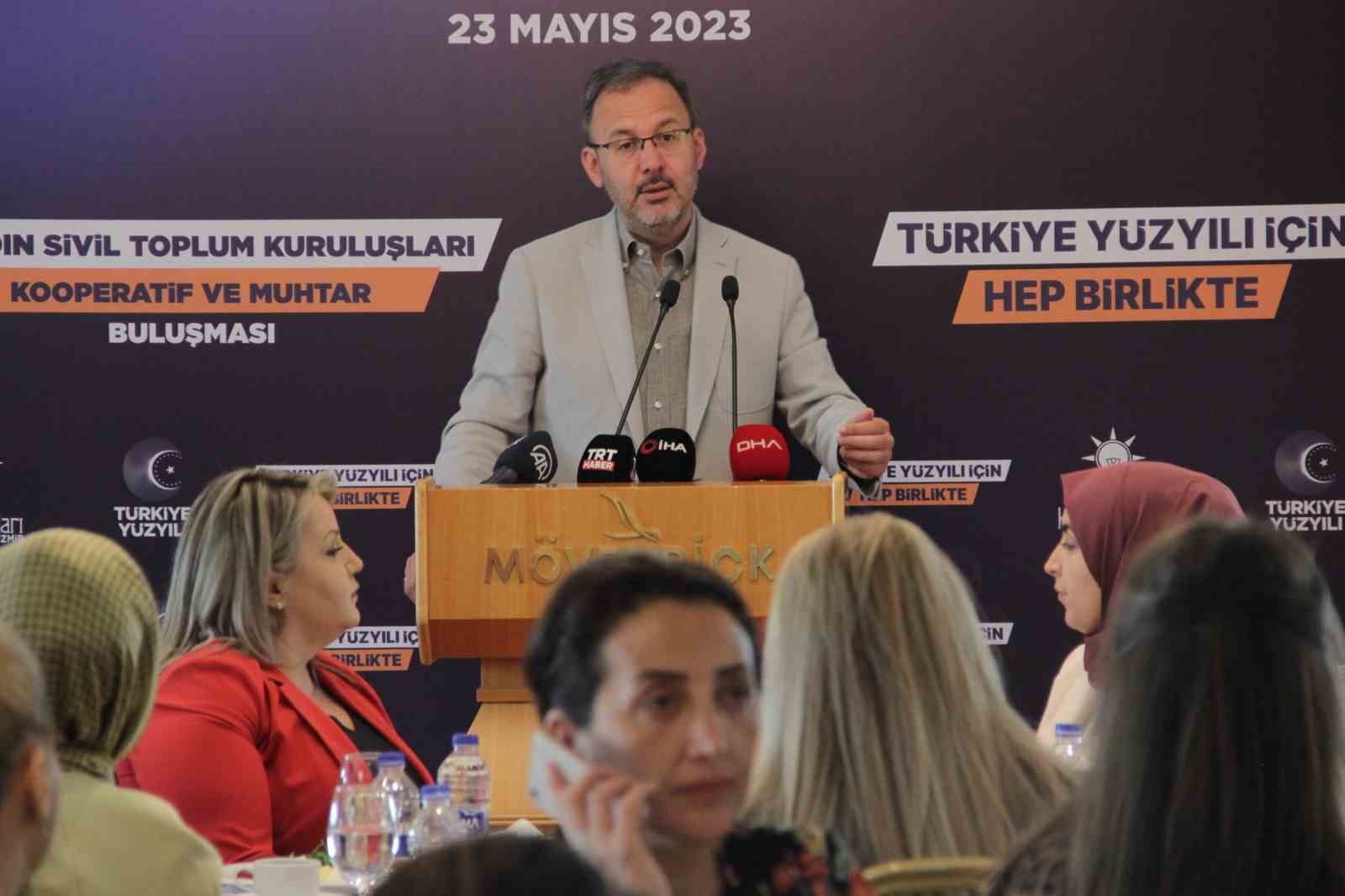 İZMİR’DE KADINLARLA BİR ARAYA GELEN GENÇLİK VE SPOR BAKANI MEHMET