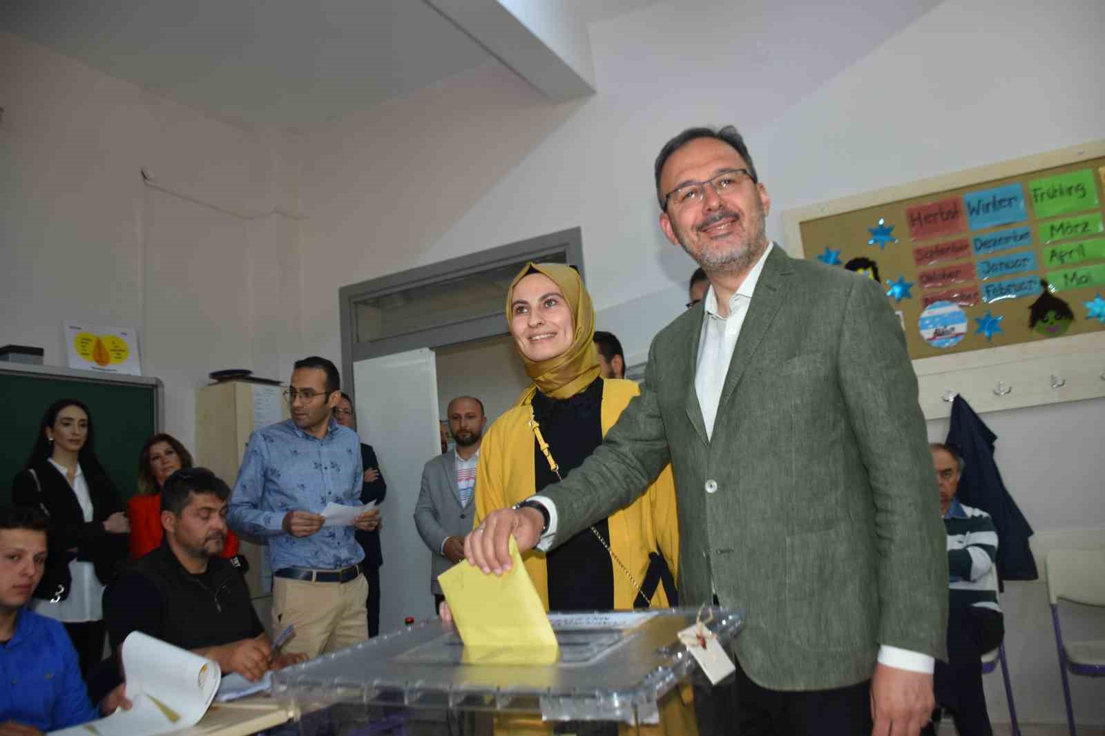GENÇLİK VE SPOR BAKANI VE AK PARTİ İZMİR MİLLETVEKİLİ ADAYI