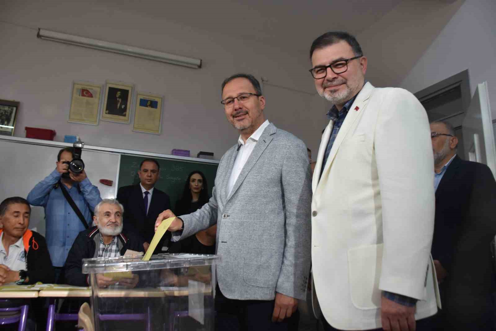 Bakan Kasapoğlu oyunu kullandı BAKAN MEHMET MUHARREM KASAPOĞLU VE İL BAŞKANI BİLAL SAYGILI SANDIĞA