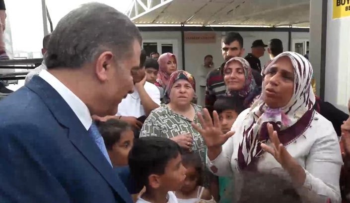HATAY’DA KURULAN KONTEYNIR KENTİ ZİYARET EDEN SAĞLIK BAKANI FAHRETTİN KOCA
