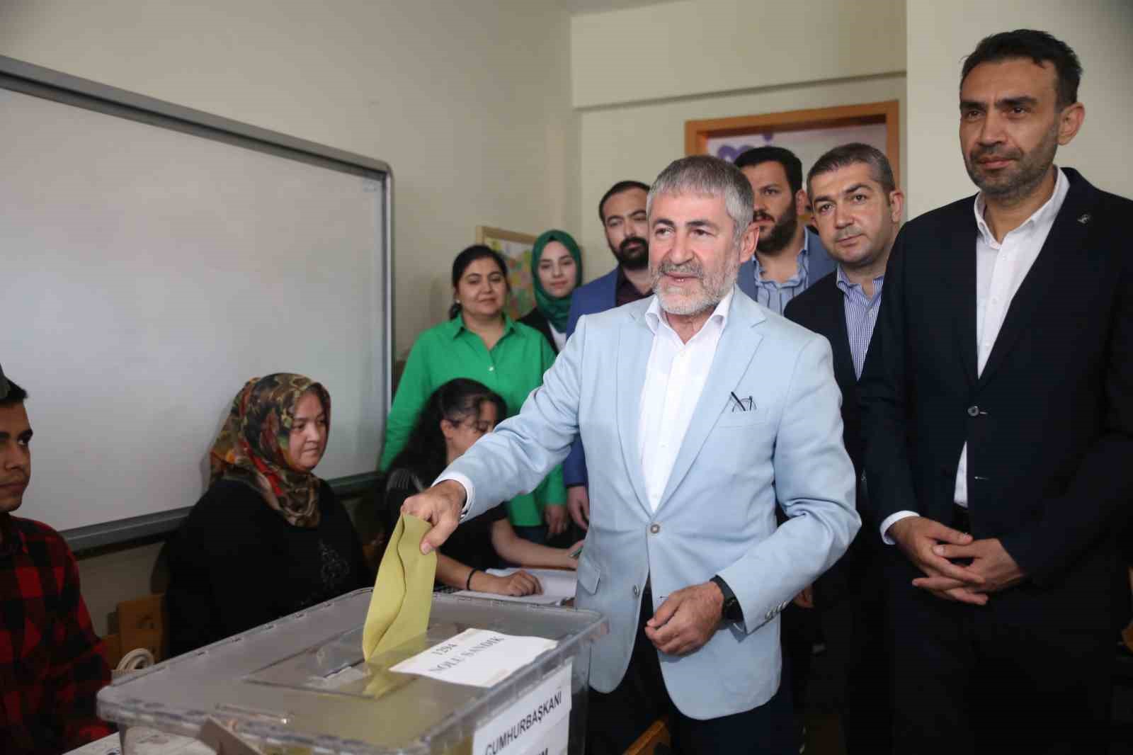 Bakan Nebati aday olduğu Mersin’de oyunu kullandı HAZİNE VE MALİYE BAKANI NUREDDİN NEBATİ, ADAY OLDUĞU MERSİN'DE OYUNU
