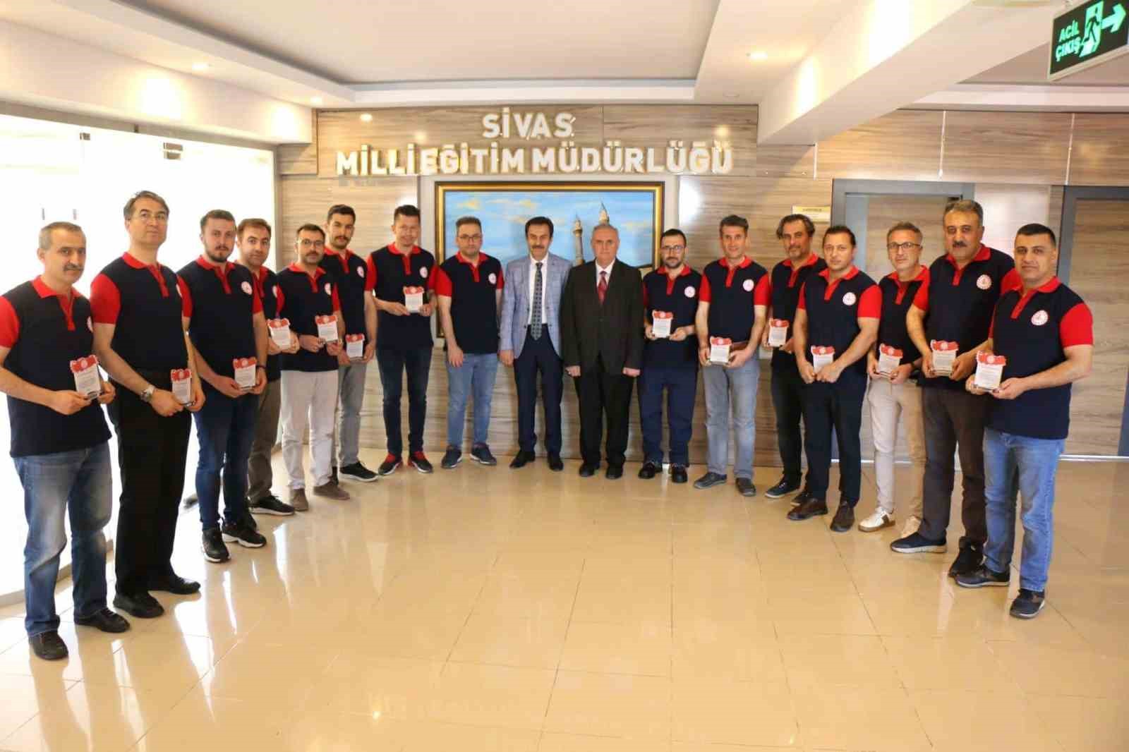 BAKAN ÖZER’DEN SİVAS AKUB’A PLAKET