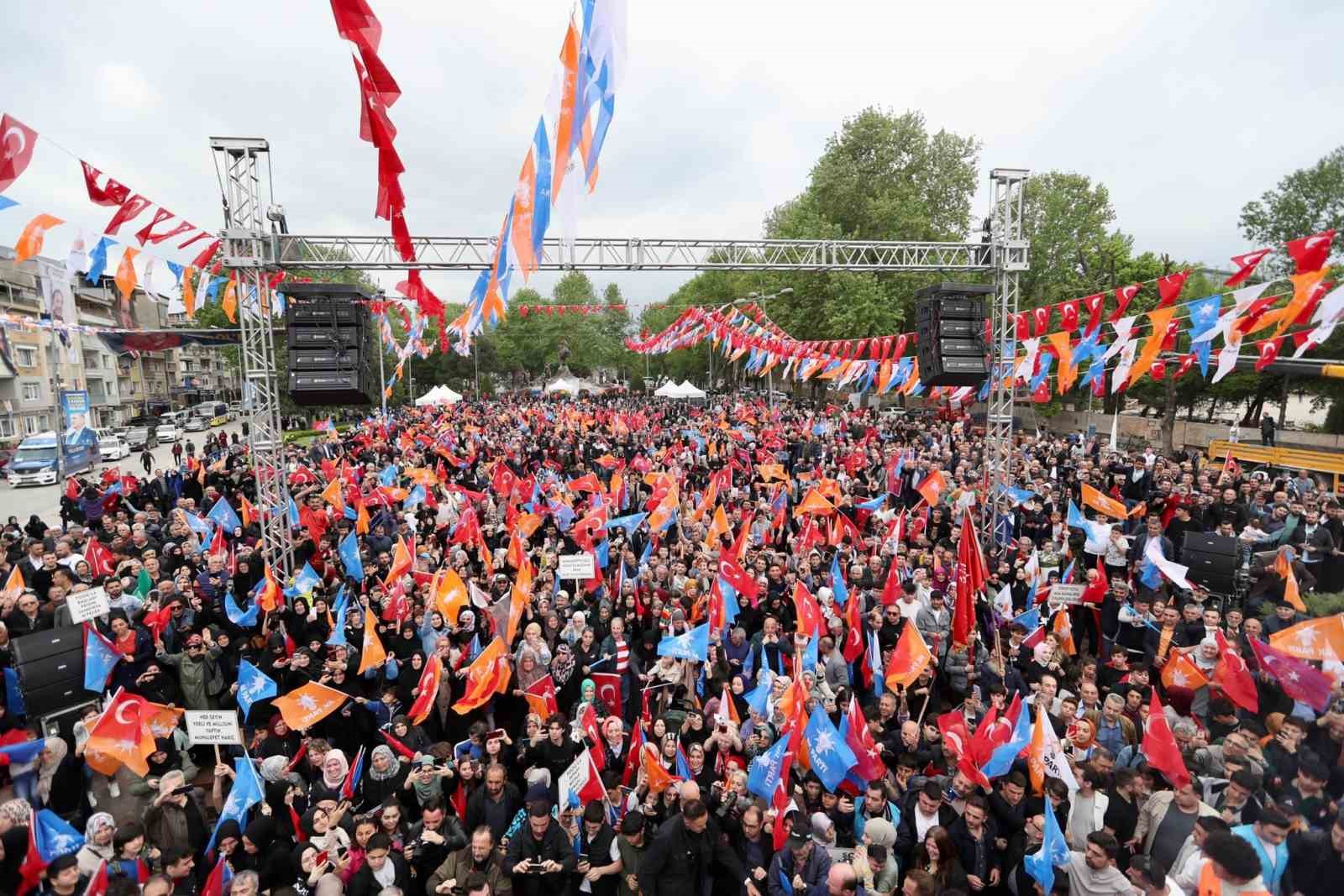 SANAYİ VE TEKNOLOJİ BAKANI MUSTAFA VARANK MİTİNG ALANINA YERLİ OTOMOBİL
