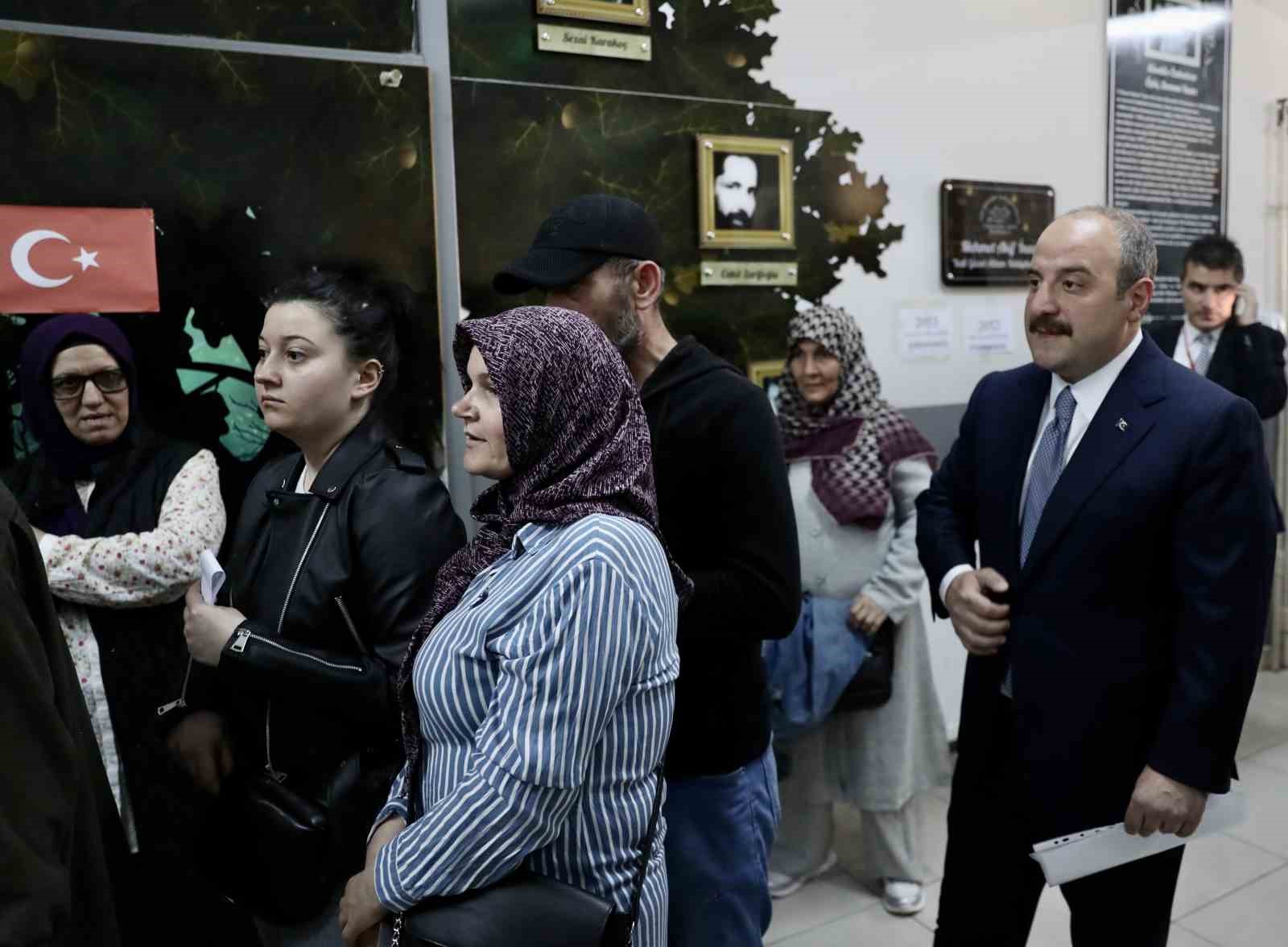 BAKAN VARANK OY KULLANMAK İÇİN 45 DAKİKA SIRA BEKLEDİ