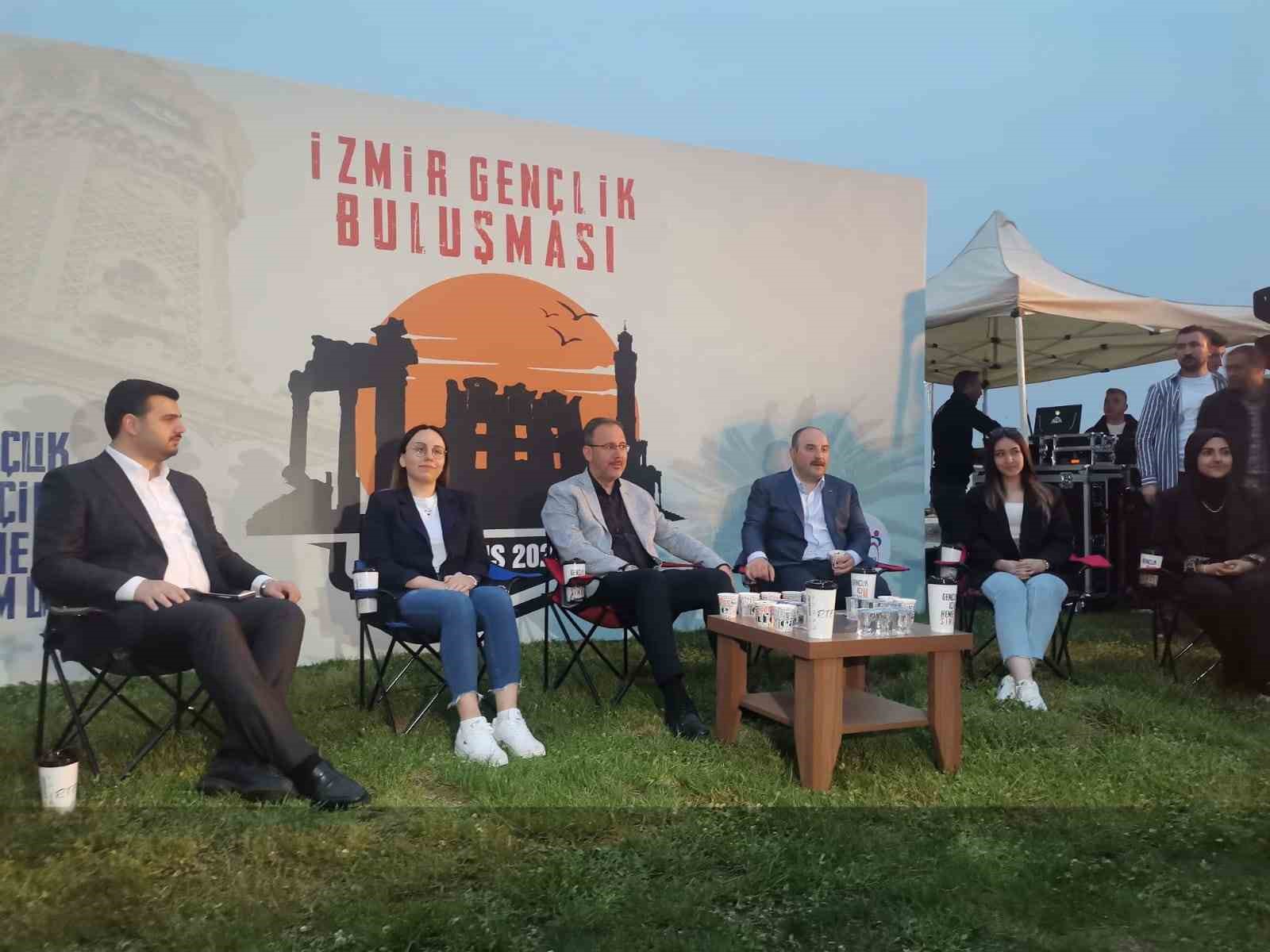BAKAN VARANK VE BAKAN KASAPOĞLU İZMİR’DE GENÇLERLE BULUŞTU
