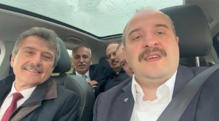 TOGG İLE BURSA'NIN YENİŞEHİR İLÇE MERKEZİNDE DOLAŞAN AK PARTİ BURSA