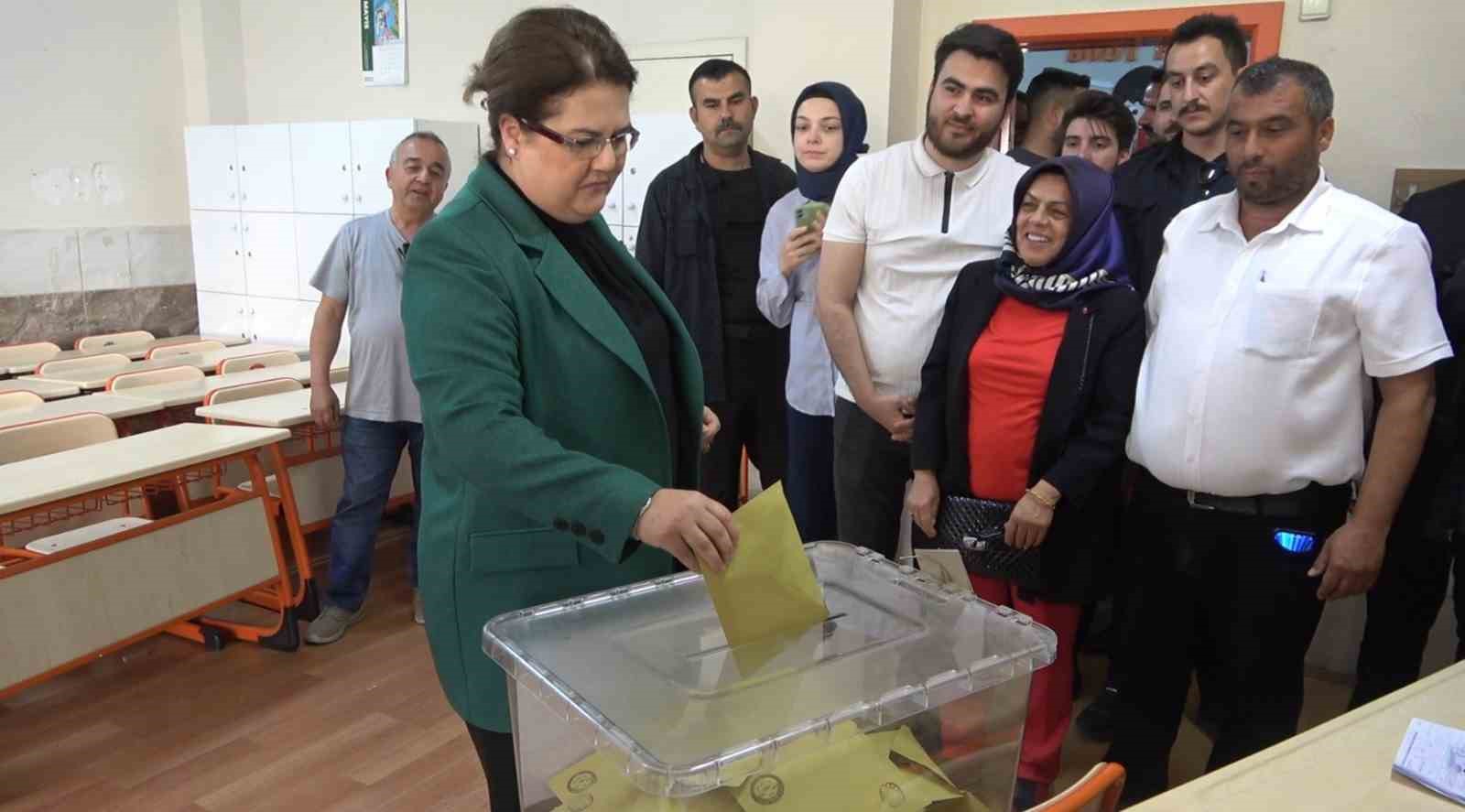 AİLE VE SOSYAL HİZMETLER BAKANI VE OSMANİYE MİLLETVEKİLİ ADAYI DERYA