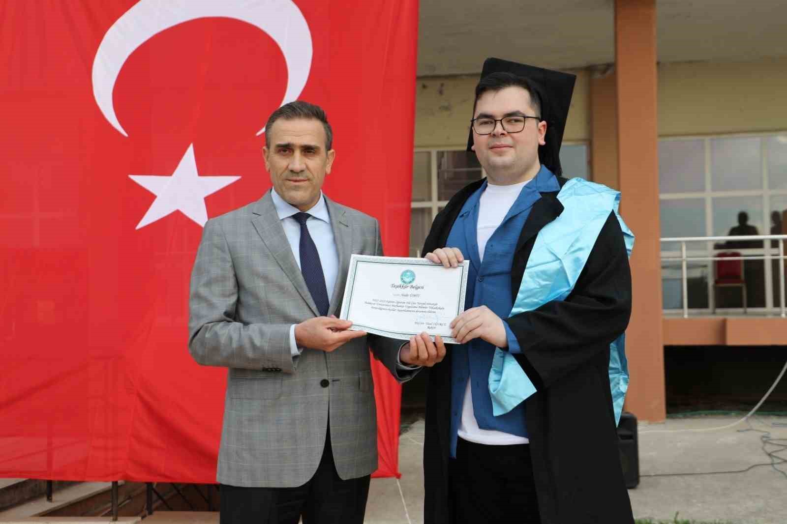 Balıkesir Üniversitesi yılın ilk mezunlarını Burhaniye’de verdi