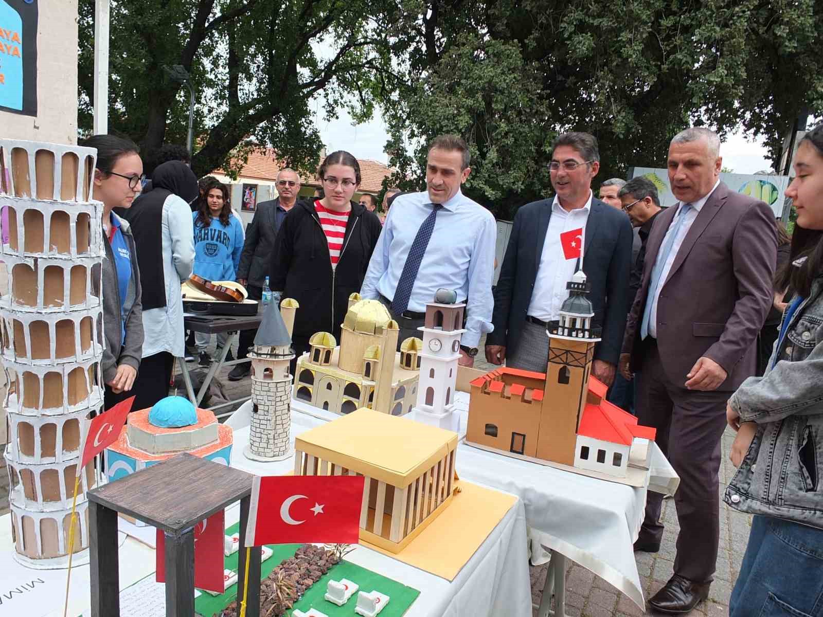 Balıkesir’de 23 Okul öğrencilerinin eserleri sergilendi SERGİNİN GEZİLMESİ