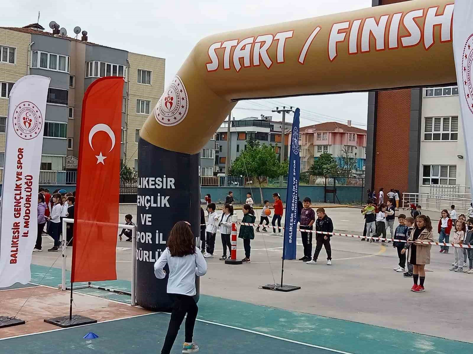 DÜNYA ATLETİZM GÜNÜ 81 İLDE OLDUĞU GİBİ BALIKESİR’DE DE ÇOCUK