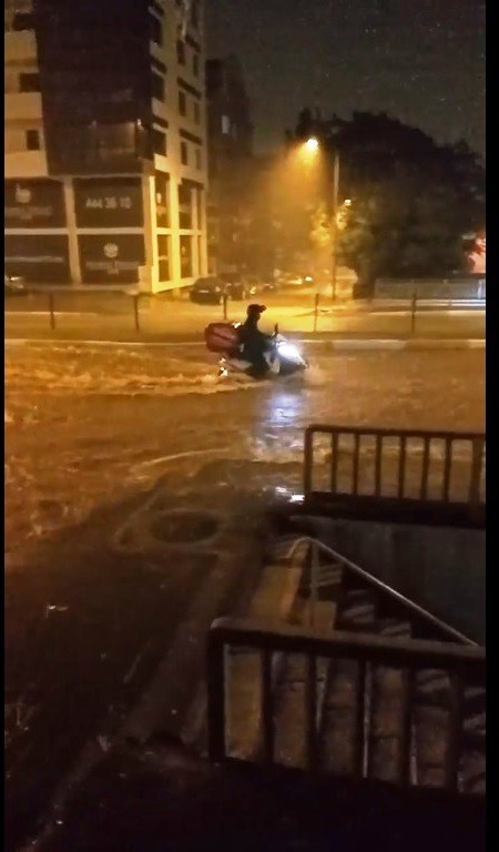 BALIKESİR'DE YARIM SAAT SÜREN VE HAYATI FELÇ EDEN SAĞANAK YAĞMUR