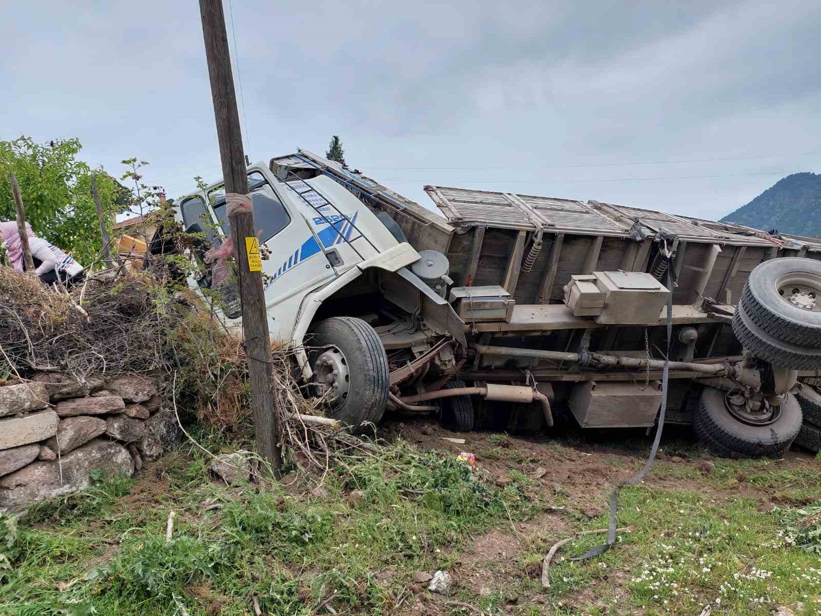 Balıkesir’de kereste yüklü kamyon devrildi: 4 yaralı
