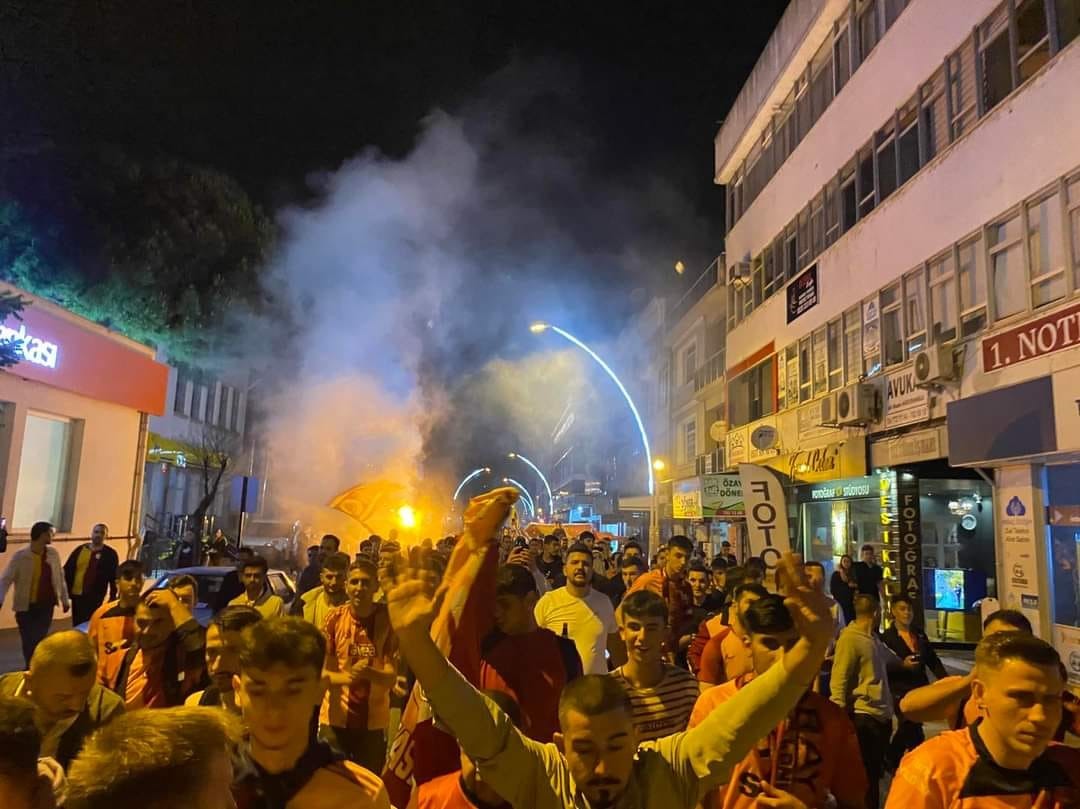 GALATASARAY'IN ŞAMPİYONLUĞU TÜM YURTTA COŞKUYLA KUTLANDI