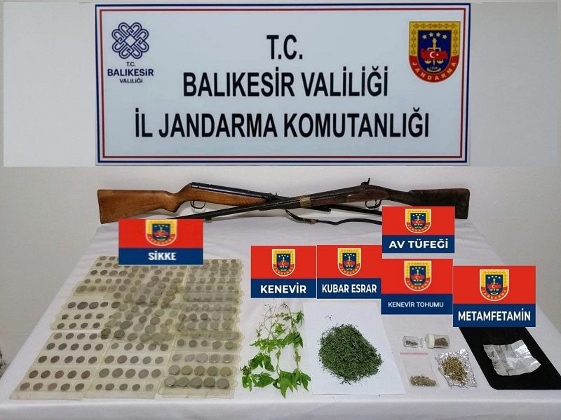 BALIKESİR'DE TARİHİ ESER VE UYUŞTURUCU SATAN 3 ŞAHSA OPERASYON