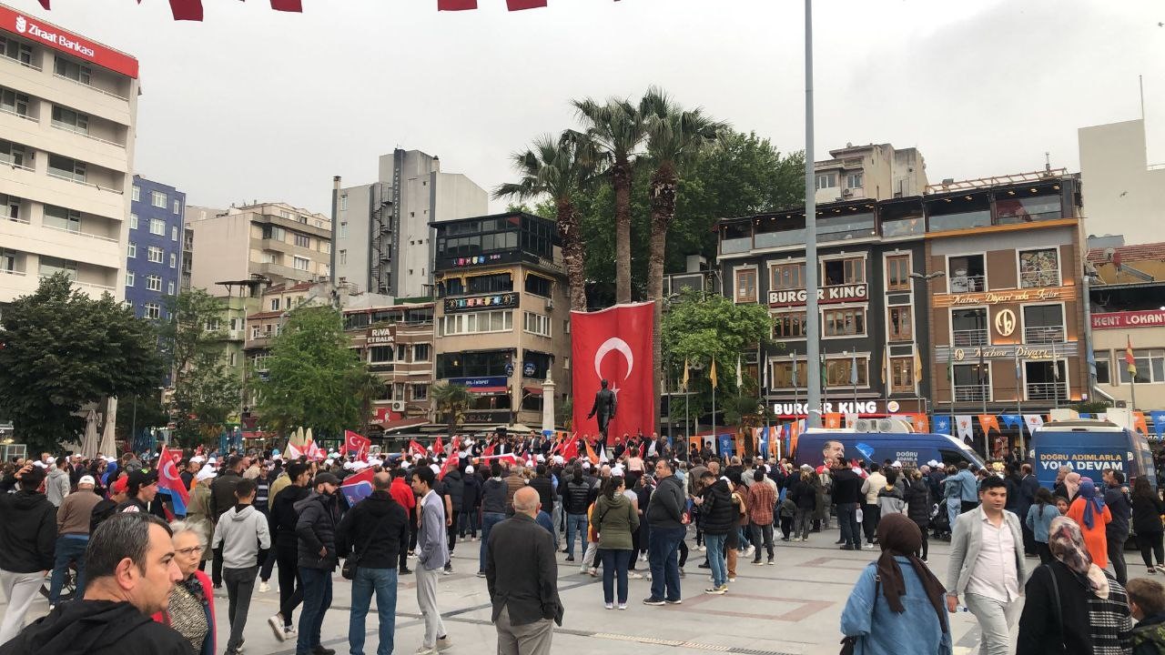 Balıkesir’de vatandaşlar Erdoğan’ın zaferini kutlamaya başladı