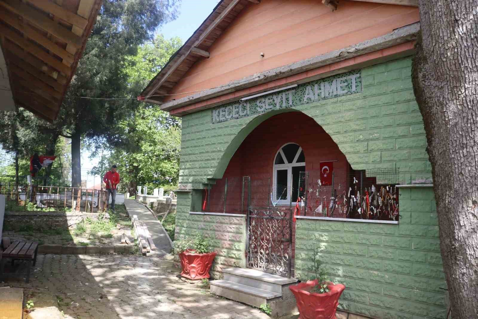 İZMİT BELEDİYESİ, BALÖREN MAHALLESİ KEÇECİ SEYİT AHMET TÜRBESİ'NİN ÇEVRESİNDE DÜZENLEME