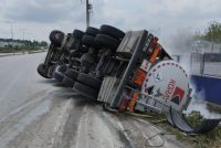 BANDIRMA'DA KİMYEVİ MADDE YÜKLÜ TIR DEVRİLDİ, 1 KİŞİ YARALANDI