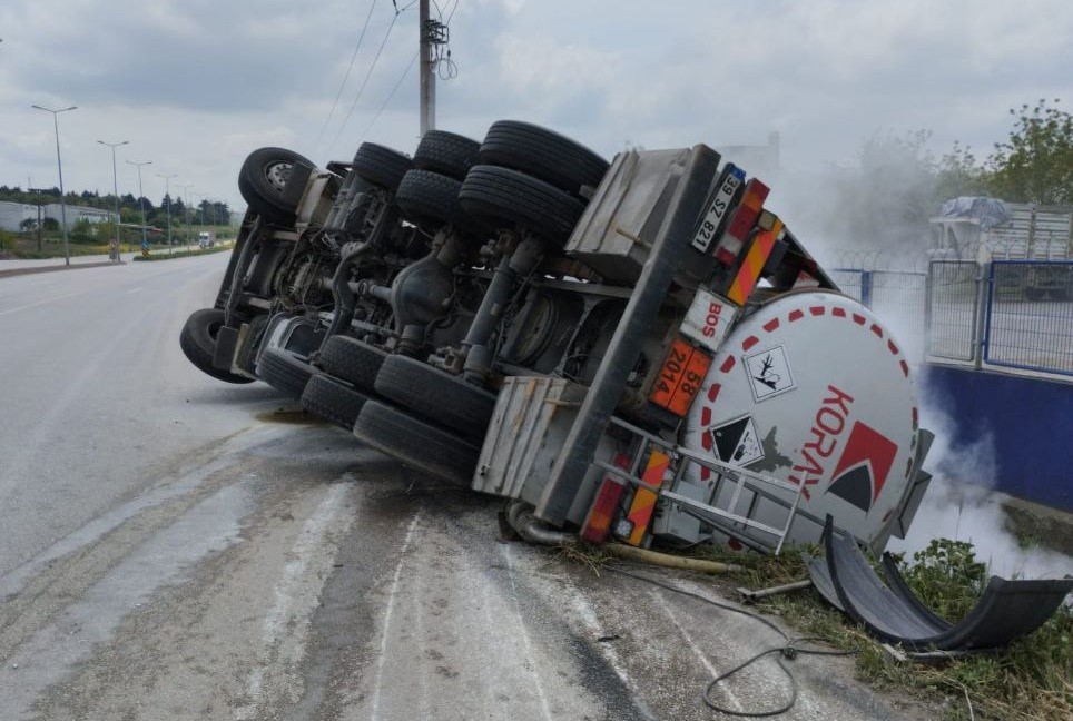 BANDIRMA'DA KİMYEVİ MADDE YÜKLÜ TIR DEVRİLDİ, 1 KİŞİ YARALANDI