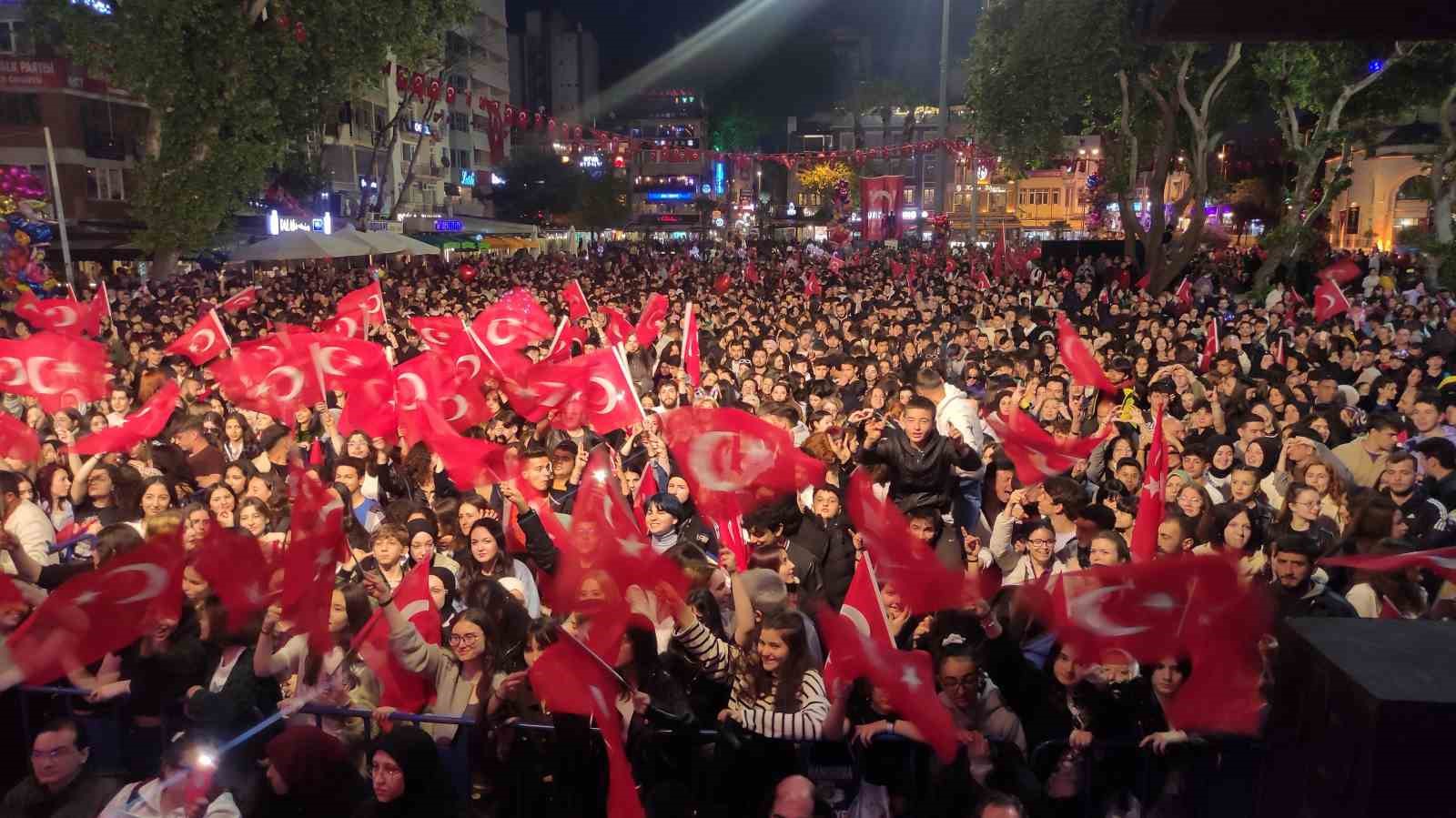 BANDIRMA'DA ÖNCE FENER ALAYI SONRA İKİYE ON KALA KONSERİ