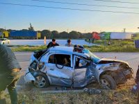 Bandırma’da otomobil elektrik direğine çarptı: 3 yaralı