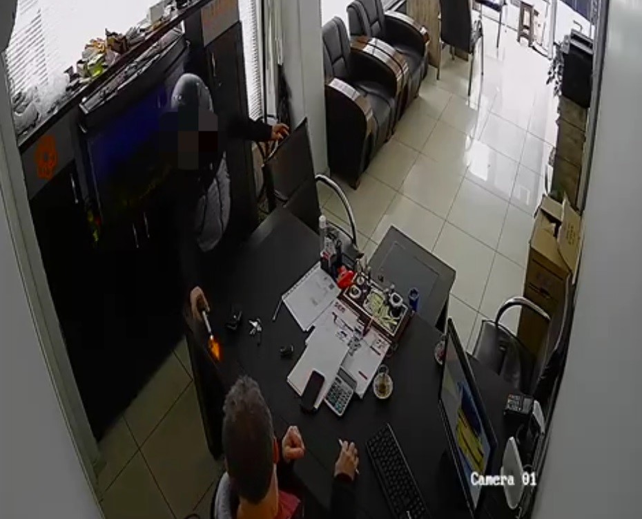 Bandırma’da silahlı saldırı güvenlik kameralarına yansıdı BALIKESİR'İN BANDIRMA İLÇESİNDE OTO KİRALAMA OFİSİNDE SİLAHLI SALDIRIYA UĞRAYAN GÜRCAN