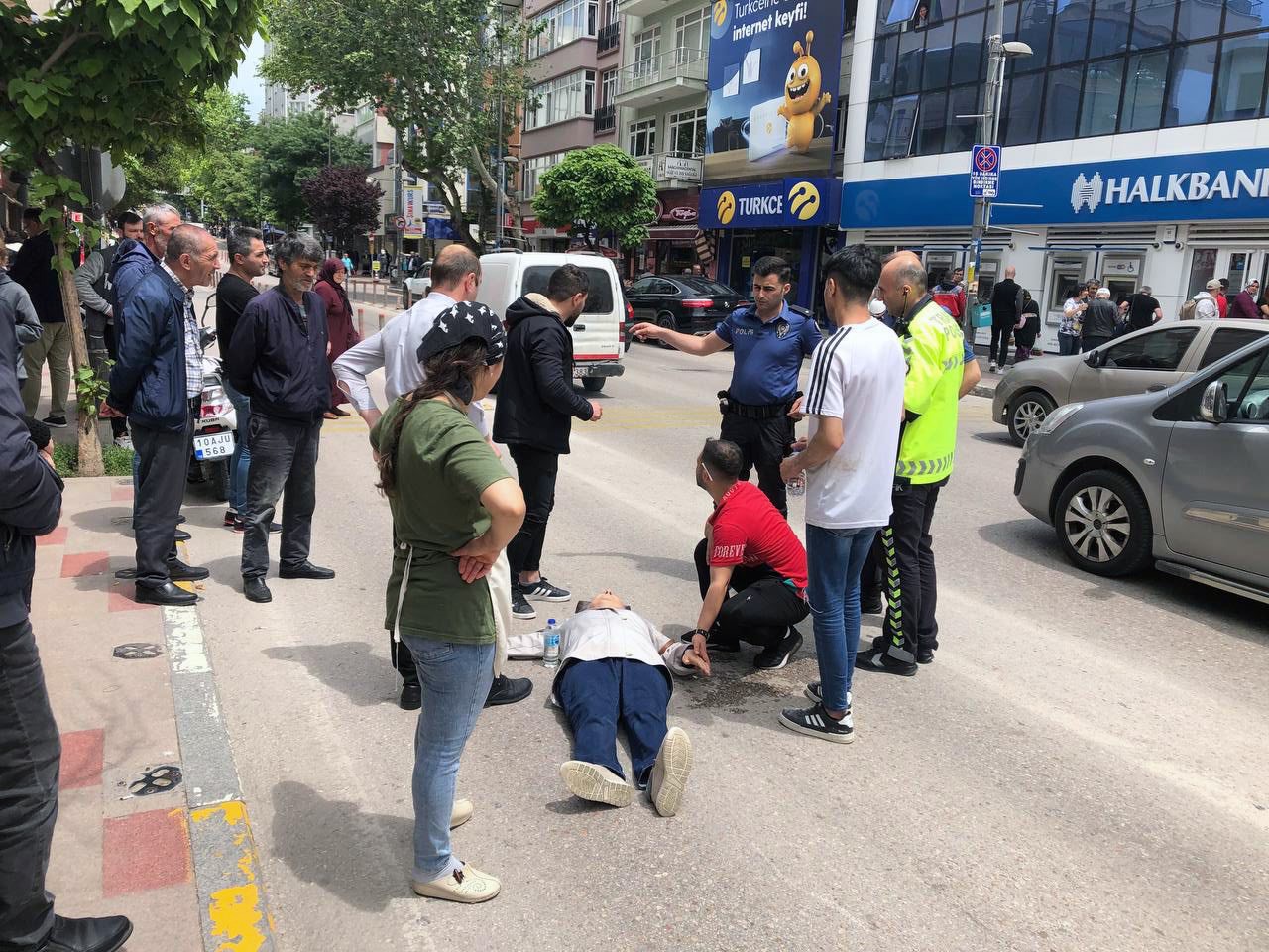 Bandırma’da trafik kazasında 1 kişi yaralandı BALIKESİR'İN BANDIRMA İLÇESİ İSMET İNÖNÜ CADDESİNDE MEYDANA GELEN MOTOSİKLET KAZASINDA
