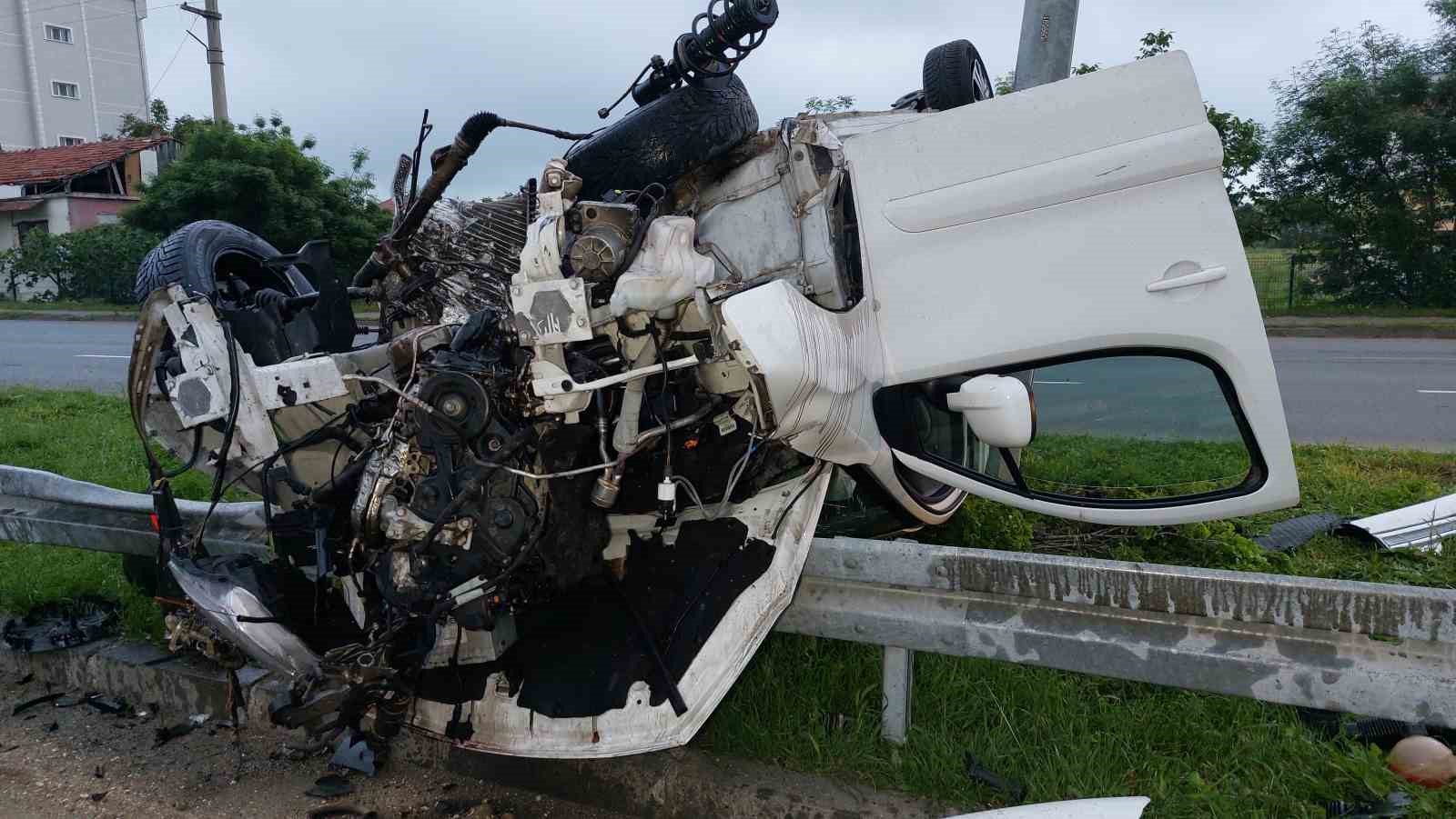 SAMSUN'DA ORTA REFÜJDEKİ BARİYERE ÇARPIP TAKLA ATAN ARAÇTA BULUNAN 1''İ