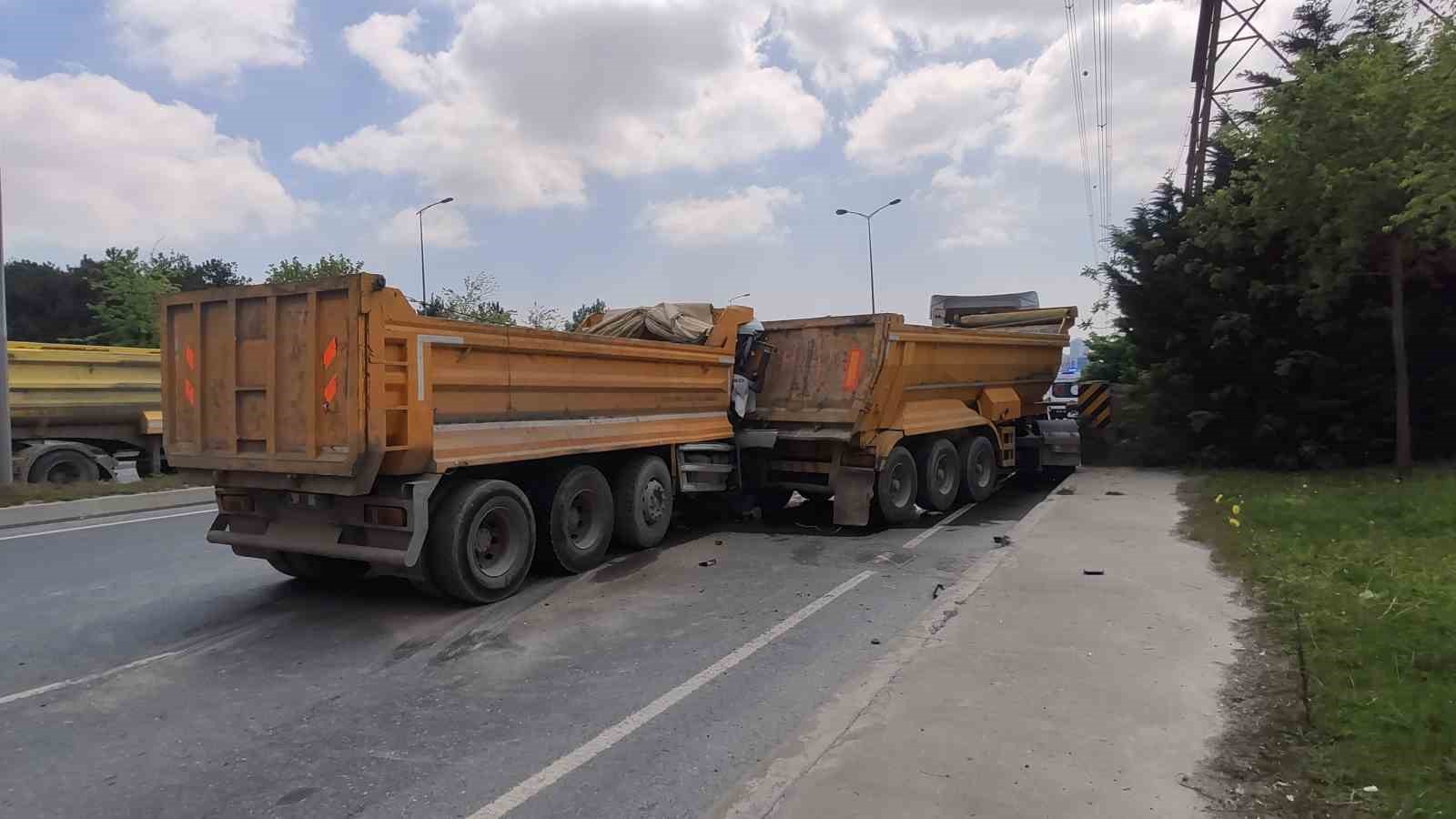 BAŞAKŞEHİR'DE 2 HAFRİYAT  KAMYONU ÇARPIŞTI, 3 KİŞİ YARALANDI